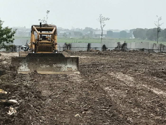 Máy ủi đang san lấp mặt bằng tại Trung tâm dạy nghề tư thục nhân đạo Minh Tâm. Ảnh: Tùng Dương.