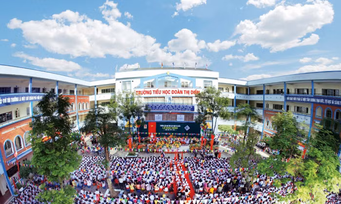 Hàng vạn học sinh phía Tây Hà Nội khốn khổ vì Viwasupco đột ngột cắt nước