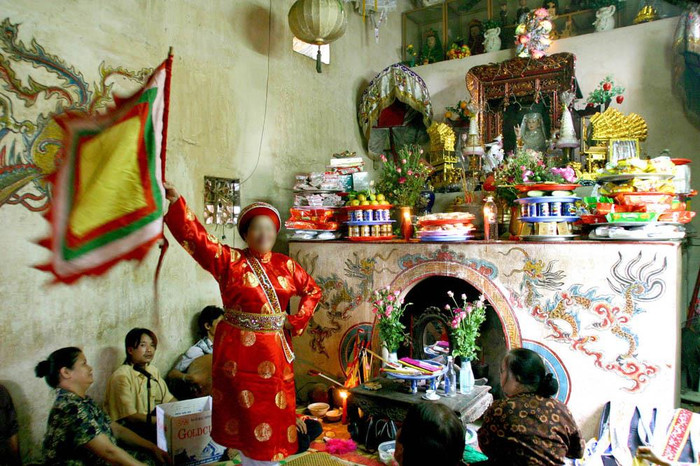 Trước đây khi thực hành nghi lễ lên đồng thường có hai đối tượng, một là pháp sư và một là người ngồi đồng hay còn gọi là người trung gian. Ảnh: Tùng Dương. Trước đây khi thực hành nghi lễ lên đồng thường có hai đối tượng, một là pháp sư và một là người ngồi đồng hay còn gọi là người trung gian. Ảnh: Tùng Dương.