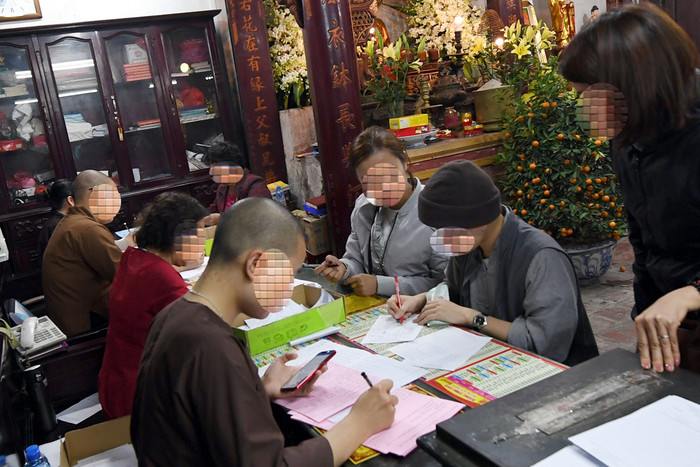 Đăng kí tên mọi người trong gia đình để cúng sao giải hạn. Ảnh: A.T Đăng kí tên mọi người trong gia đình để cúng sao giải hạn. Ảnh: A.T