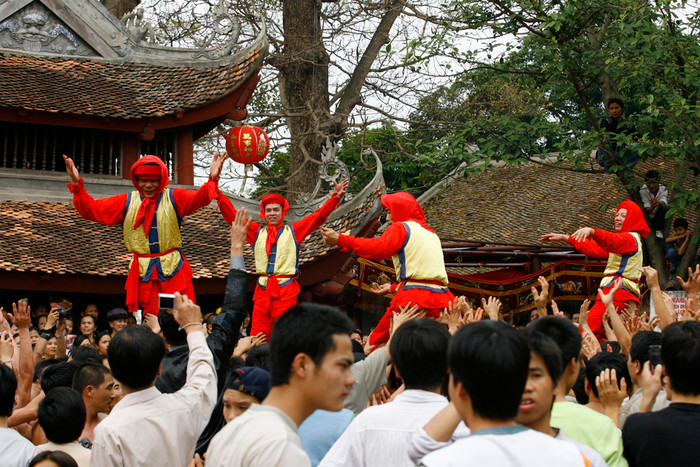 Rất ít có dịp cả bốn ông quan đám múa tụ vào cùng một chỗ. Ảnh: Tùng Dương.