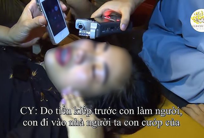 Không thể có chuyện vong nhập vào người nhà chùa và phán đòi số tiền lên đến vài chục triệu đồng.Ảnh: Chụp từ Clip của Báo Lao Động.