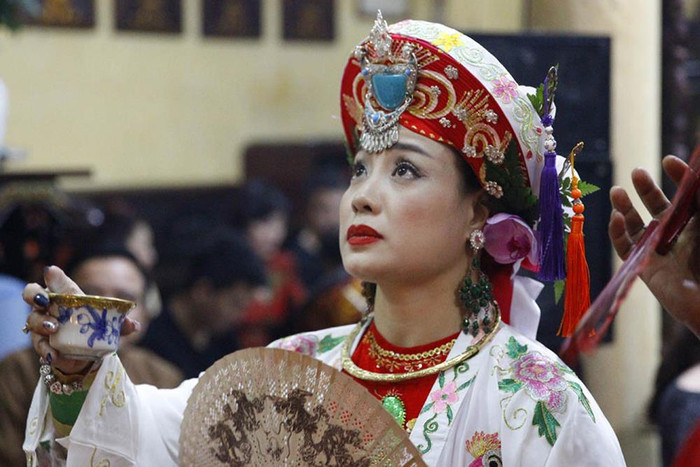 Một số thanh đồng, chủ đền chỉ phải nộp một khoản tiền nào đó là đã được vinh danh nghệ nhân hoặc công nhận bản đền. Ảnh: Tùng Dương. Một số thanh đồng, chủ đền chỉ phải nộp một khoản tiền nào đó là đã được vinh danh nghệ nhân hoặc công nhận bản đền. Ảnh: Tùng Dương.