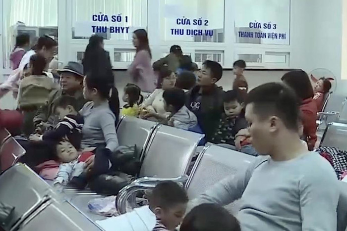 Các cháu nhỏ khám xét nghiệm đến từ huyện Thuận Thành - Bắc Ninh. Ảnh T.D. Các cháu nhỏ khám xét nghiệm đến từ huyện Thuận Thành - Bắc Ninh. Ảnh T.D.