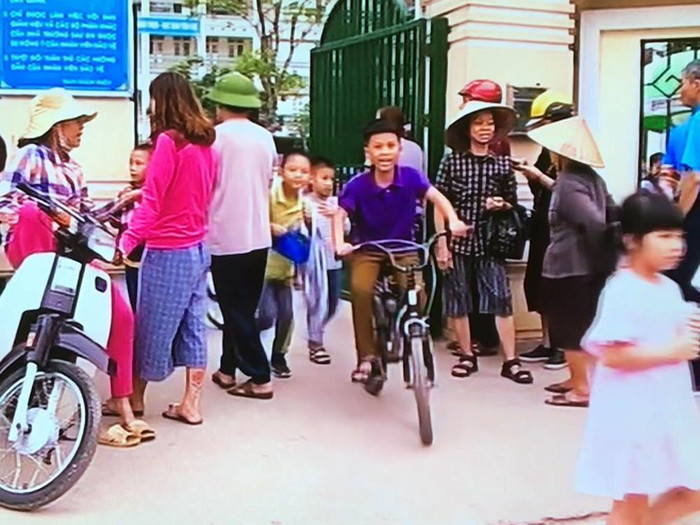 Trưa ngày 5/4, đã có rất nhiều phụ huynh của Trường Tiểu học Chu Văn An (Hoàng Liệt, Hoàng Mai, Hà Nội), đến đón con về nhà, không cho ăn trưa tại trường. Ảnh: vtv. Trưa ngày 5/4, đã có rất nhiều phụ huynh của Trường Tiểu học Chu Văn An (Hoàng Liệt, Hoàng Mai, Hà Nội), đến đón con về nhà, không cho ăn trưa tại trường. Ảnh: vtv.