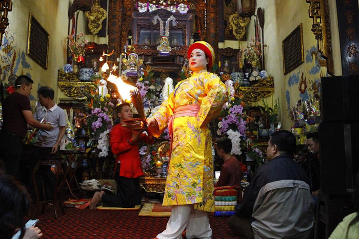 Những thanh đồng đàng hoàng sẽ không lợi dụng tín ngưỡng để trục lợi. Ảnh: Tùng Dương. Những thanh đồng đàng hoàng sẽ không lợi dụng tín ngưỡng để trục lợi. Ảnh: Tùng Dương.