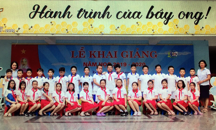 Cô Nguyễn Thị Thu Huệ và học sinh lớp 4A Trường tiểu học Đoàn Thị Điểm trong ngày khai giảng. Ảnh: Nhân vật cung cấp. Cô Nguyễn Thị Thu Huệ và học sinh lớp 4A Trường tiểu học Đoàn Thị Điểm trong ngày khai giảng. Ảnh: Nhân vật cung cấp.