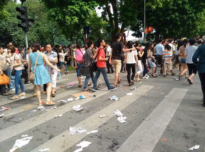 Coi thường pháp luật, xả rác vô tư trên phố, nơi công cộng. Ảnh: Anh Tuấn. Coi thường pháp luật, xả rác vô tư trên phố, nơi công cộng. Ảnh: Anh Tuấn.