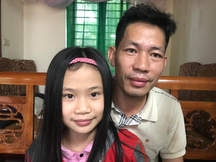 Anh Nguyễn Văn Độ và cháu Nguyễn Thị Ánh Hồng sau khi từ bệnh viện về. Ảnh: Tùng Dương. Anh Nguyễn Văn Độ và cháu Nguyễn Thị Ánh Hồng sau khi từ bệnh viện về. Ảnh: Tùng Dương.