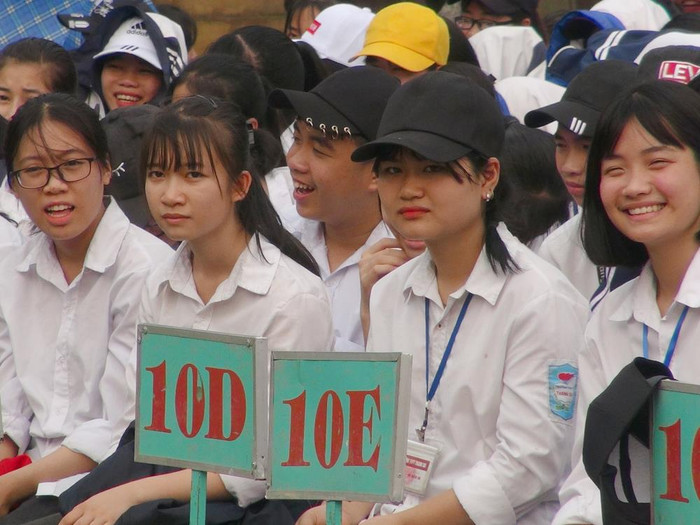 Các em học sinh chuyển đến Giáo sư Nguyễn Lân Dũng rất nhiều câu hỏi về cuộc cách mạng lần thứ 4. Ảnh: Tùng Dương. Các em học sinh chuyển đến Giáo sư Nguyễn Lân Dũng rất nhiều câu hỏi về cuộc cách mạng lần thứ 4. Ảnh: Tùng Dương.