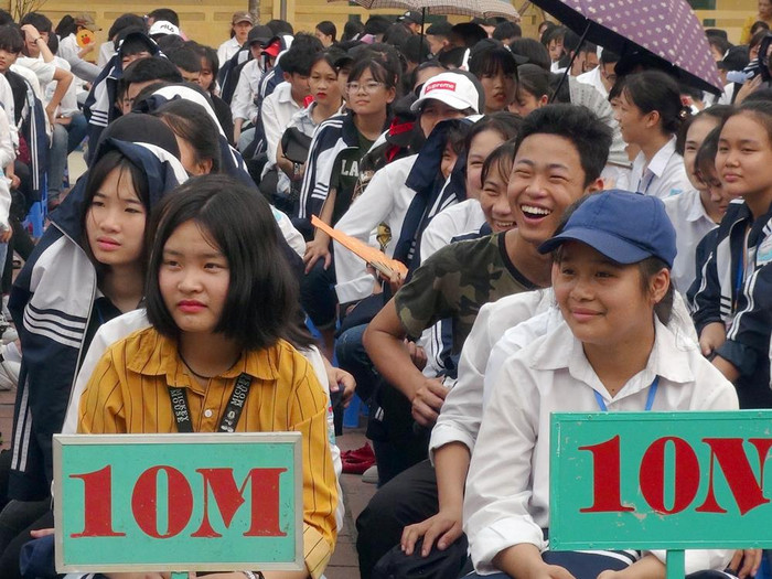 Các em học sinh Trường Trung học phổ thông Thanh Ba rất thích thú khi nghe Giáo sư Nguyễn Lân Dũng nói chuyện. Ảnh: Tùng Dương. Các em học sinh Trường Trung học phổ thông Thanh Ba rất thích thú khi nghe Giáo sư Nguyễn Lân Dũng nói chuyện. Ảnh: Tùng Dương.