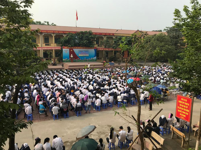 Các em học sinh, và tập thể các thầy cô giáo, Trường Trung học phổ thông Thanh Ba, tại buổi hội thảo. Ảnh: Tùng Dương. Các em học sinh, và tập thể các thầy cô giáo, Trường Trung học phổ thông Thanh Ba, tại buổi hội thảo. Ảnh: Tùng Dương.