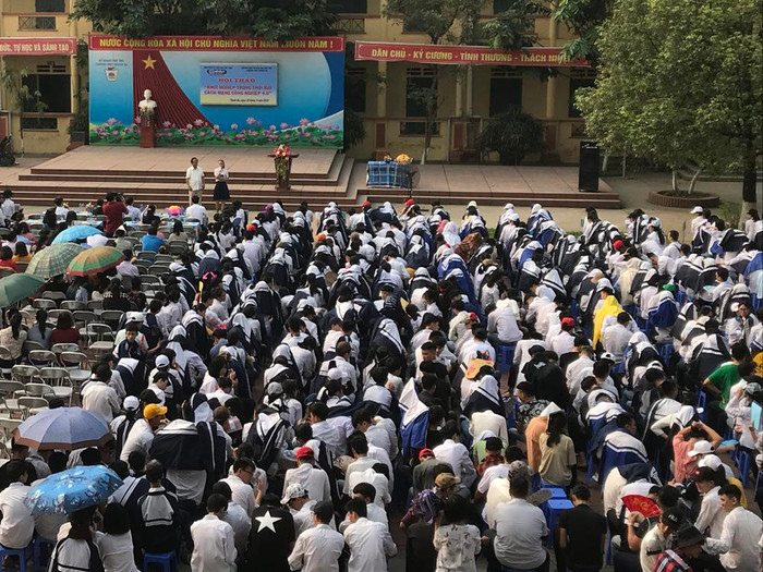 Mặc dù thời tiết khá nóng, nhưng các em học sinh vẫn chăm chú nghe Giáo sư nói chuyện. Ảnh: Tùng Dương. Mặc dù thời tiết khá nóng, nhưng các em học sinh vẫn chăm chú nghe Giáo sư nói chuyện. Ảnh: Tùng Dương.