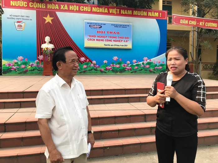 Giáo sư, Nhà giáo nhân dân Nguyễn Lân Dũng tặng sách dạy môn Lịch sử cho cô giáo Đào Bích Hường. Ảnh: Tùng Dương. Giáo sư, Nhà giáo nhân dân Nguyễn Lân Dũng tặng sách dạy môn Lịch sử cho cô giáo Đào Bích Hường. Ảnh: Tùng Dương.