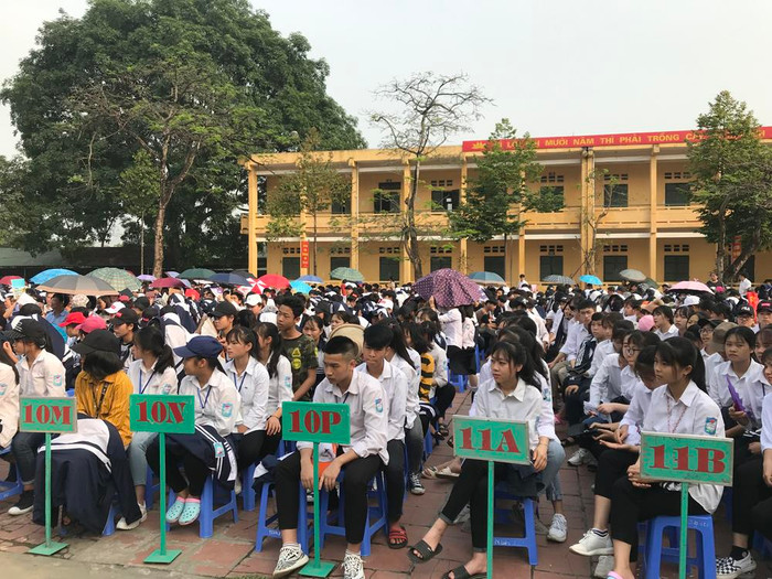 Các em học sinh của trường đã chia sẻ với Giáo sư Nguyễn Lân Dũng, nhiều tâm tư, những băn khoăn, lo lắng về hướng đi, chọn nghề trong tương lai của các em.Ảnh: Tùng Dương. Các em học sinh của trường đã chia sẻ với Giáo sư Nguyễn Lân Dũng, nhiều tâm tư, những băn khoăn, lo lắng về hướng đi, chọn nghề trong tương lai của các em.Ảnh: Tùng Dương.