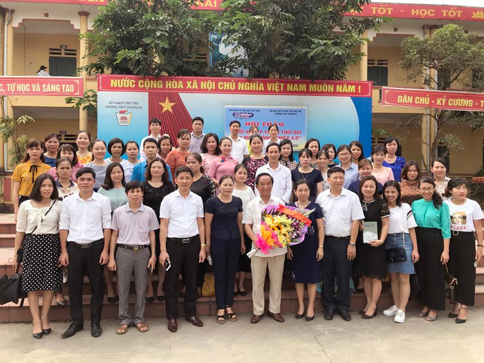 Tập thể các thầy cô giáo, Trường Trung học phổ thông Thanh Ba (Phú Thọ), chụp ảnh lưu niệm với Giáo sư Nguyễn Lân Dũng. Ảnh: Tùng Dương. Tập thể các thầy cô giáo, Trường Trung học phổ thông Thanh Ba (Phú Thọ), chụp ảnh lưu niệm với Giáo sư Nguyễn Lân Dũng. Ảnh: Tùng Dương.