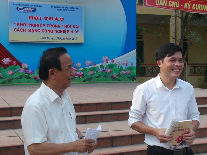 Giáo sư, Nhà giáo nhân dân Nguyễn Lân Dũng tặng sách dạy trồng nấm cho giáo viên Trường Trung học phổ thông Thanh Ba. Ảnh: Tùng Dương. Giáo sư, Nhà giáo nhân dân Nguyễn Lân Dũng tặng sách dạy trồng nấm cho giáo viên Trường Trung học phổ thông Thanh Ba. Ảnh: Tùng Dương.