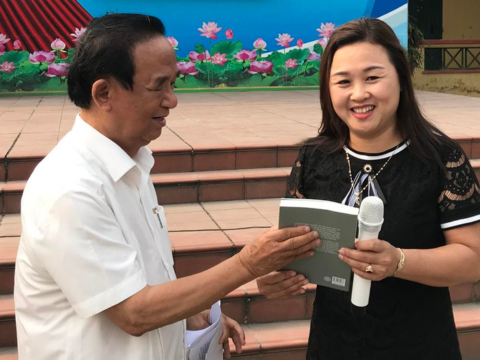Giáo sư, Nhà giáo nhân dân Nguyễn Lân Dũng tặng sách dạy Văn học cho cô giáo Ngô Thanh Lan. Ảnh: Tùng Dương. Giáo sư, Nhà giáo nhân dân Nguyễn Lân Dũng tặng sách dạy Văn học cho cô giáo Ngô Thanh Lan. Ảnh: Tùng Dương.