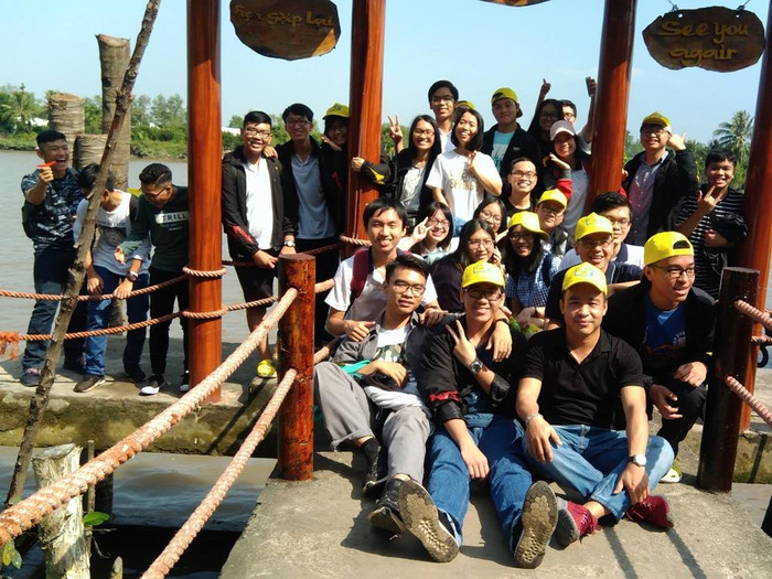 Thầy Hà Văn Thắng và học sinh trong buổi dã ngoại. Ảnh: Thầy Thắng cung cấp. Thầy Hà Văn Thắng và học sinh trong buổi dã ngoại. Ảnh: Thầy Thắng cung cấp.