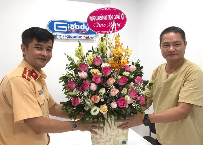 Ông Đào Ngọc Tước - Phó Tổng biên tập Báo Điện tử Giáo dục Việt Nam nhận lẵng hoa chúc mừng từ đại diện Phòng Cảnh sát giao thông Công an Hà Nội. Ảnh: Tùng Dương. Ông Đào Ngọc Tước - Phó Tổng biên tập Báo Điện tử Giáo dục Việt Nam nhận lẵng hoa chúc mừng từ đại diện Phòng Cảnh sát giao thông Công an Hà Nội. Ảnh: Tùng Dương.