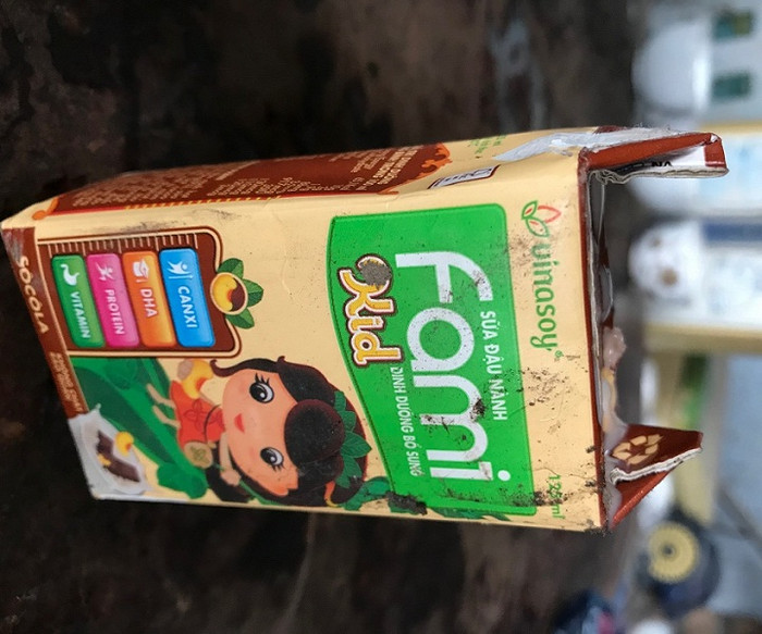 Loại sữa học sinh đã uống, phụ huynh giữ vỏ hộp đem đến bệnh viện để làm mẫu. Ảnh: Tùng Dương.