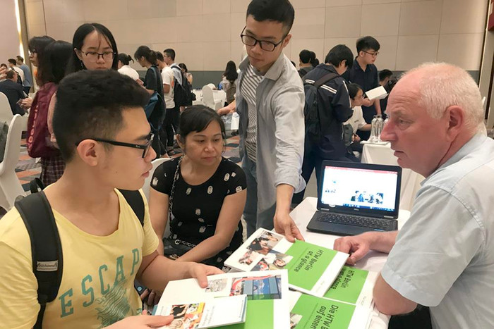 Các em học sinh Hà Nội được các đại diện các trường Đại học Đức tư vấn về vấn đề học nghề. Ảnh: Tùng Dương. Các em học sinh Hà Nội được các đại diện các trường Đại học Đức tư vấn về vấn đề học nghề. Ảnh: Tùng Dương.