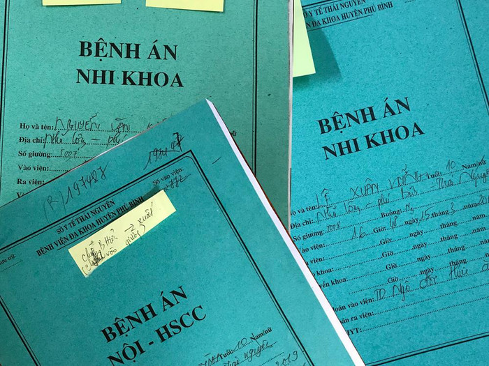 Bệnh án của 29 em học sinh Trường Tiểu học Nhã Lộng khi cấp cứu tại Bệnh viện Đa khoa Phú Bình (Thái Nguyên). Ảnh: Tùng Dương. Bệnh án của 29 em học sinh Trường Tiểu học Nhã Lộng khi cấp cứu tại Bệnh viện Đa khoa Phú Bình (Thái Nguyên). Ảnh: Tùng Dương.