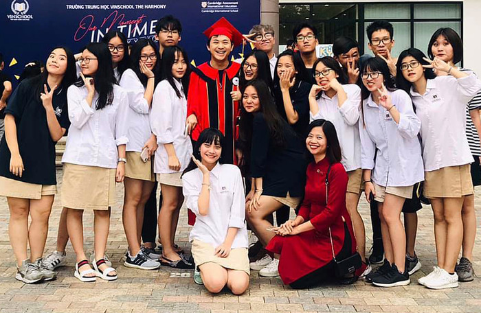 Thầy giáo Đỗ Văn Bảo và học sinh Trường trung học Vinschool. Ảnh: Nhân vật cung cấp.