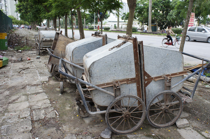 Nhiều vỉa hè trên phố lại thành nơi để xe của các tổ vệ sinh môi trường của Quận, vừa cản trở giao thông và còn làm mất mỹ quan đô thị. Ảnh: Tùng Dương. Nhiều vỉa hè trên phố lại thành nơi để xe của các tổ vệ sinh môi trường của Quận, vừa cản trở giao thông và còn làm mất mỹ quan đô thị. Ảnh: Tùng Dương.