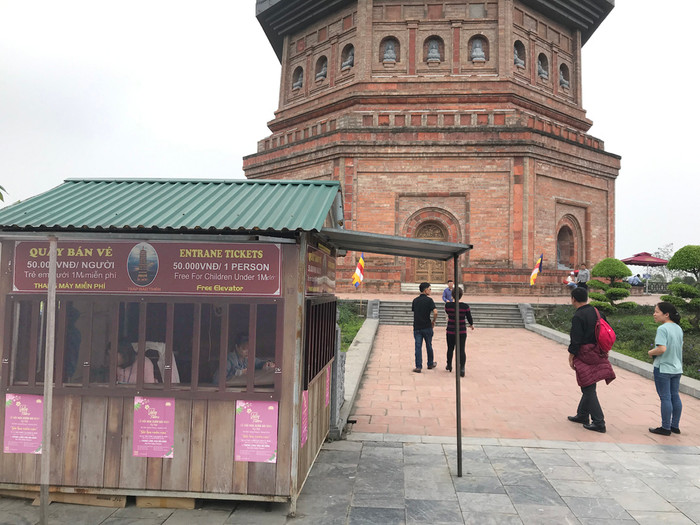 Không có chuyện chùa Bái Đính (mới), chùa Tam Chúc (mới), chùa Liên Phái, chùa Phúc Khánh thì thiêng liêng hơn một ngôi chùa ở quê, nhỏ bé trong không gian làng xã. Ảnh: Tùng Dương. Không có chuyện chùa Bái Đính (mới), chùa Tam Chúc (mới), chùa Liên Phái, chùa Phúc Khánh thì thiêng liêng hơn một ngôi chùa ở quê, nhỏ bé trong không gian làng xã. Ảnh: Tùng Dương.