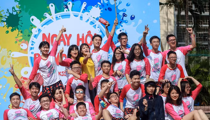 Trong mọi hoạt động của học sinh đều có sự tham gia của cô Hiệu trưởng. Ảnh: Nhân vật cung cấp.