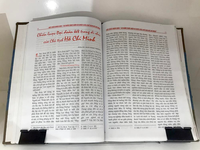 Tư liệu về chiến lược đại đoàn kết trong di chúc của Chủ tịch Hồ Chí Minh. Ảnh: Tùng Dương.