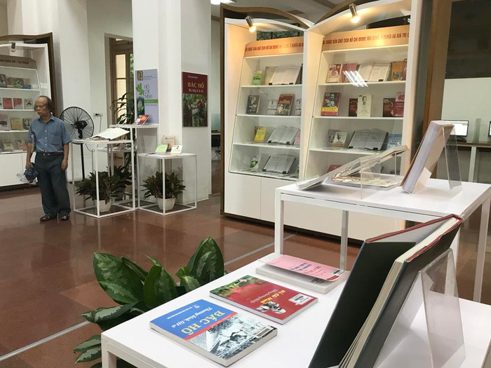 Mỗi cuốn sách trưng bày đều là tư liệu quý về Chủ tịch Hồ Chí Minh. Ảnh: Tùng Dương.