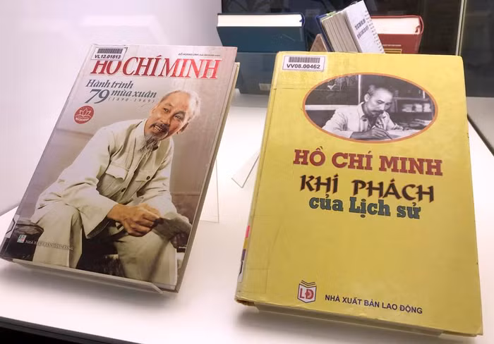 Rất nhiều tư liệu quý về Chủ tịch Hồ Chí Minh được trưng bày. Ảnh: Tùng Dương.