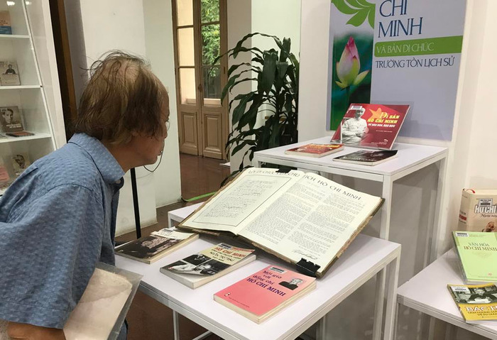 Triển lãm 50 năm thực hiện Di chúc Chủ tịch Hồ Chí Minh tại Thư viện Quốc gia thu hút được sự quan tâm của nhiều tầng lớp xã hội. Ảnh: Tùng Dương.