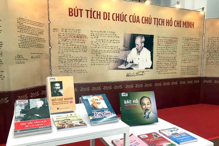 Bút tích Di chúc của Chủ tịch Hồ Chí Minh đượng treo trang trọng tại phòng chính của triển lãm. Ảnh: Tùng Dương.