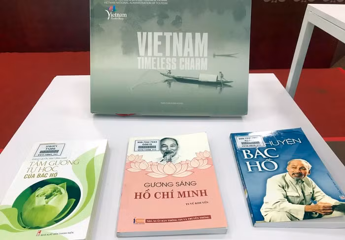 Mỗi hiện vật được trưng bày đều là tấm gương để chúng ta noi theo. Ảnh: Tùng Dương.
