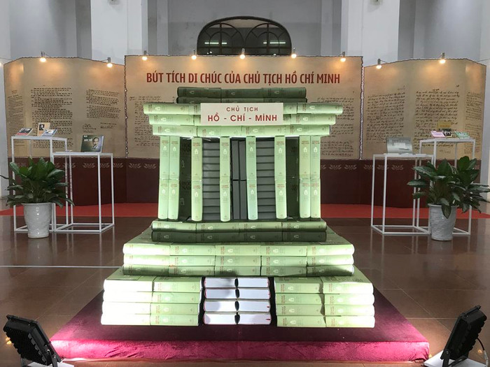Lăng Chủ tịch Hồ Chí Minh được xếp từ 790 cuốn sách tượng trưng cho 79 mùa xuân. Ảnh: Tùng Dương.