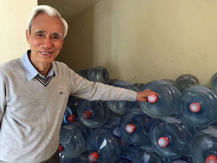 Thầy Nguyễn Phú Cường cho biết, nhà trường luôn phải sử dụng nguồn nước sạch đáng tin cậy để phục vụ nấu ăn cho học sinh. Thầy Nguyễn Phú Cường cho biết, nhà trường luôn phải sử dụng nguồn nước sạch đáng tin cậy để phục vụ nấu ăn cho học sinh.