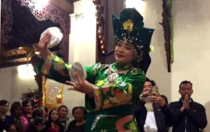 Hầu hết những người đã tham dự vào nghi lễ hầu đồng đều không hiểu được bản chất, thậm chí còn huyễn hoặc vào những điều không có. Ảnh: H.Anh. Hầu hết những người đã tham dự vào nghi lễ hầu đồng đều không hiểu được bản chất, thậm chí còn huyễn hoặc vào những điều không có. Ảnh: H.Anh.