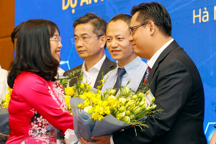 Bà Lê Mai Lan - Phó chủ tịch Tập đoàn Vingroup tặng hoa cho các đơn vị được Vingroup tài trợ. Ảnh: Tùng Dương. Bà Lê Mai Lan - Phó chủ tịch Tập đoàn Vingroup tặng hoa cho các đơn vị được Vingroup tài trợ. Ảnh: Tùng Dương.