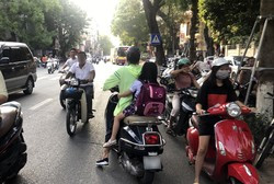 Phụ huynh đón con đi ngược chiều trên phố Nguyễn Thái Học, Hà Nội. Ảnh: Tùng Dương.