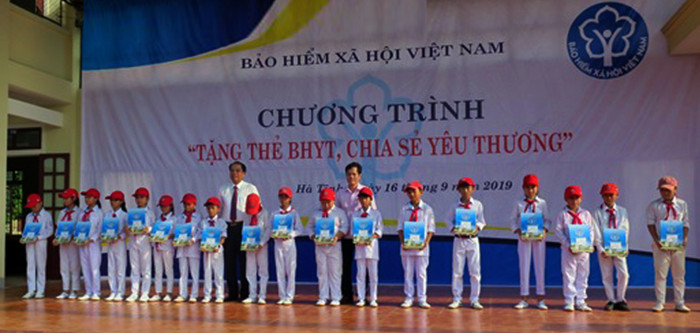 Lễ trao tặng 300 thẻ Bảo hiểm y tế cho học sinh hoàn cảnh khó khăn ở Hà Tĩnh.