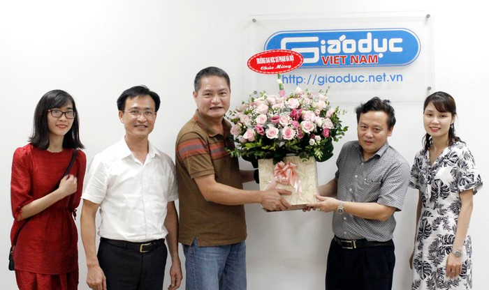 Ông Đào Ngọc Tước, Phó Tổng biên tập Báo Điện tử Giáo dục Việt Nam nhận lẵng hoa chúc mừng từ Phó Giáo sư Đặng Xuân Thư (người thứ 2 từ bên phải vào), Bí thư chi bộ, Phó Hiệu trưởng Trường Đại học Sư phạm Hà Nội 1. Ảnh: Trinh Phúc. Ông Đào Ngọc Tước, Phó Tổng biên tập Báo Điện tử Giáo dục Việt Nam nhận lẵng hoa chúc mừng từ Phó Giáo sư Đặng Xuân Thư (người thứ 2 từ bên phải vào), Bí thư chi bộ, Phó Hiệu trưởng Trường Đại học Sư phạm Hà Nội 1. Ảnh: Trinh Phúc.