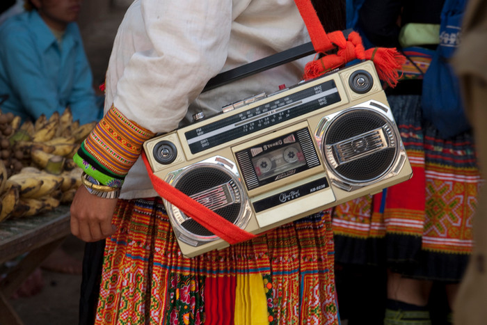 Vật dụng không thể thiếu của các cô gái người H&apos;Mông. Ảnh: Tùng Dương.