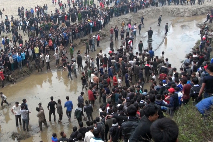 Trai làng đánh nhau do tranh cướp quả phết lại Hội cướp phết Hiền Quan, Phú Thọ. Ảnh: Tùng Dương.