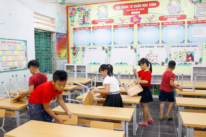 200 bộ bàn ghế mới này sẽ rất có ích cho việc học và chăm sóc giấc ngủ trưa cho các em học sinh bán trú của trường. Ảnh: Tùng Dương. 200 bộ bàn ghế mới này sẽ rất có ích cho việc học và chăm sóc giấc ngủ trưa cho các em học sinh bán trú của trường. Ảnh: Tùng Dương.