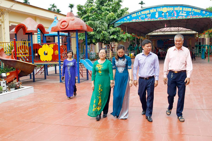 Sân chơi của Trường Mầm non Trường Thịnh vừa được làm mới, đây là món quà của Báo điện tử Giáo dục Việt Nam trao tặng. Ảnh: Tùng Dương. Sân chơi của Trường Mầm non Trường Thịnh vừa được làm mới, đây là món quà của Báo điện tử Giáo dục Việt Nam trao tặng. Ảnh: Tùng Dương.