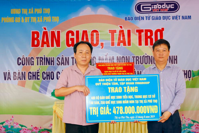 Ông Hà Tuấn Anh - Phó chủ tịch thị xã Phú Thọ (người bên trái) đại diện nhận quà tài trợ từ Nhà báo Nguyễn Tiến Bình. Ảnh: Tùng Dương. Ông Hà Tuấn Anh - Phó chủ tịch thị xã Phú Thọ (người bên trái) đại diện nhận quà tài trợ từ Nhà báo Nguyễn Tiến Bình. Ảnh: Tùng Dương.