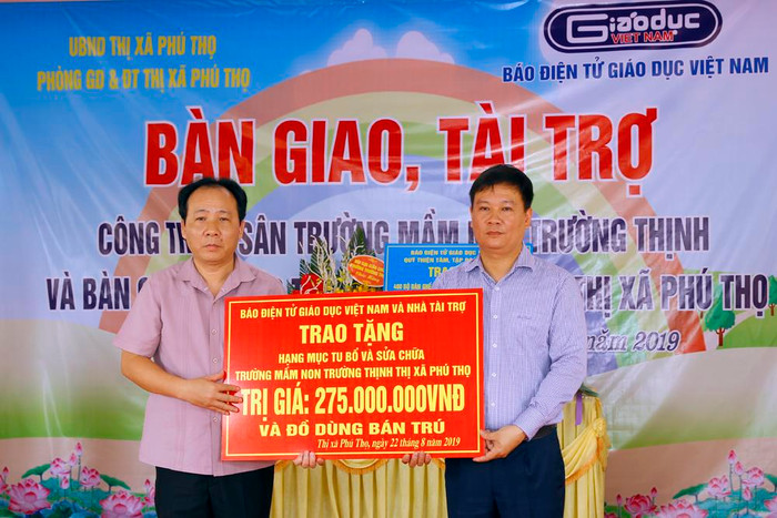 Ông Hà Tuấn Anh - Phó chủ tịch thị xã Phú Thọ (người bên trái) đại diện nhận quà tài trợ từ Báo điện tử Giáo dục Việt Nam do Nhà báo Nguyễn Tiến Bình trao tặng. Ảnh: Tùng Dương. Ông Hà Tuấn Anh - Phó chủ tịch thị xã Phú Thọ (người bên trái) đại diện nhận quà tài trợ từ Báo điện tử Giáo dục Việt Nam do Nhà báo Nguyễn Tiến Bình trao tặng. Ảnh: Tùng Dương.